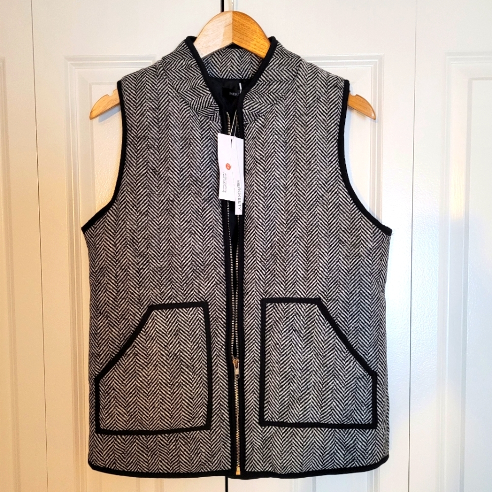 Merokeety herringbone quilted puffer vest size M.